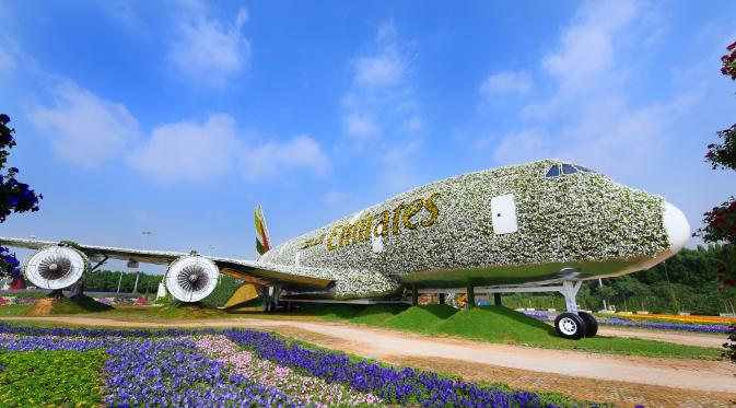 Emirates Airlines membangun instalasi bunga terbesar di dunia berbentuk pesawat berukuran asli dengan menggunakan 500 ribu bunga dan tanaman