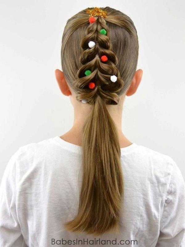 Jangan hanya digerai atau dikuncir kuda, coba kreasi gaya rambut ini deh di Hari Natal. (via: Boredpanda.com)