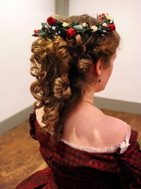 Jangan hanya digerai atau dikuncir kuda, coba kreasi gaya rambut ini deh di Hari Natal. (via: Boredpanda.com)