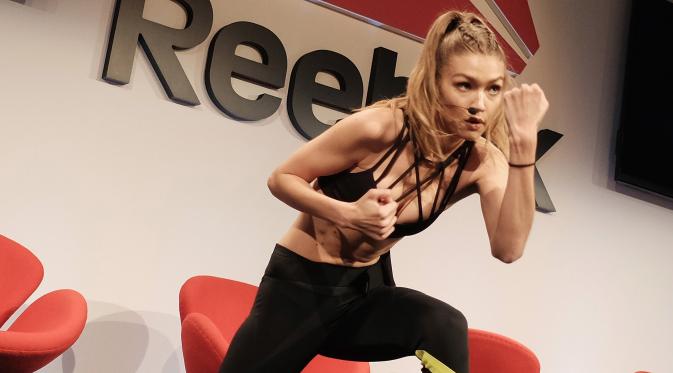 Gigi Hadid menunjukkan kemampuannya berolahraga tinju dalam acara Reebok bertajuk ‘Perfect Never’ di Clarkson Square New York City, AS (7/12). Perempuan 21 tahun ini juga pernah menjadi kapten voli saat masih SMA. (AFP Photo/Jason Kempin)