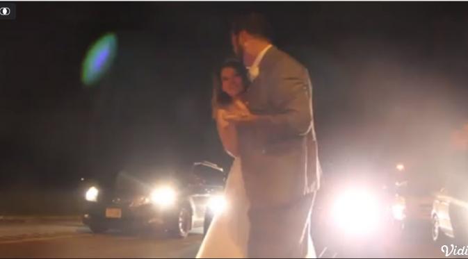 Gara-gara macet dan berkat kebaikan hati para pengemudi tak dikenal, dansa pertama pengantin ini bisa segera terlaksana. (Foto: cnn.com)