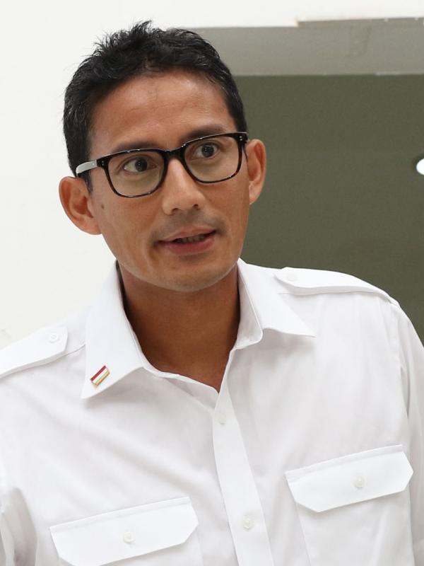 Cawagub DKI Jakarta, Sandiaga Uno jelang memaparkan rekapitulasi penerimaan dan pengeluaran dana kampanye di Jakarta, Kamis (8/12). Sandi menilai paparan rekapitulasi anggaran ini jadi wujud nyata transparansi. (Liputan6.com/Helmi Fithriansyah)