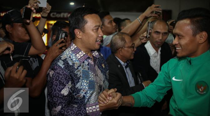 Menteri Pemuda dan Olahraga (Menpora) Imam Nahrawi menyambut pemain Tim Nasional Indonesia saat tiba di Bandara Soekarno Hatta, Jakarta, Kamis (8/12). (Liputan6.com/Faizal Fanani)