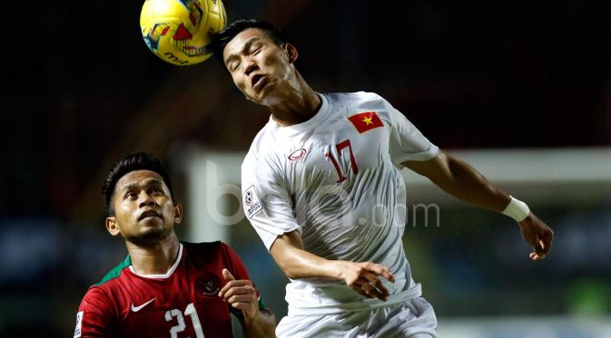 Pemain Indonesia, Andik Vermansah (kiri), berebut bola dengan pemain Vietnam, Vu Van Thanh, dalam laga leg pertama semifinal Piala AFF 2016 di Stadion Pakansari, Bogor, Sabtu (3/12/2016). (Bola.com/Peksi Cahyo)