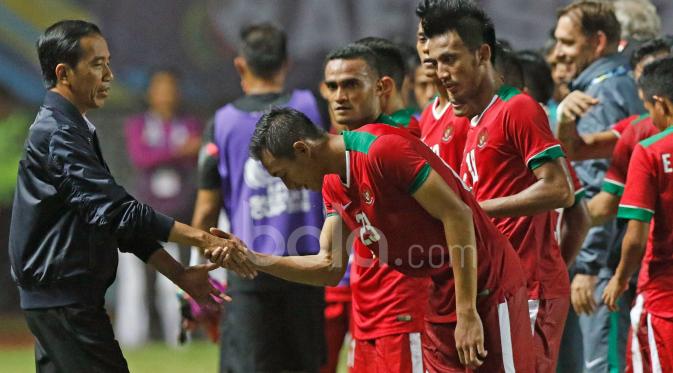Presiden RI, Joko Widodo, menyalami pemain Indonesia seusai mengalahkan Vietnam dalam laga leg pertama semifinal Piala AFF 2016 di Stadion Pakansari, Bogor, Sabtu (3/12/2016). (Bola.com/Peksi Cahyo)