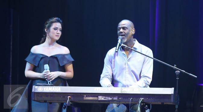 Kolaborasi dua solois bersuara emas, Brian McKnight dan Raisa dalam gelaran konser "The 90s Soul Ace" di kawasan Kasablanka, Jakarta, Kamis (8/12). Keduanya menyanyikan One Last Cry, lagu Brian yang hit di dunia tahun 1992. (Liputan6.com/Herman Zakharia)