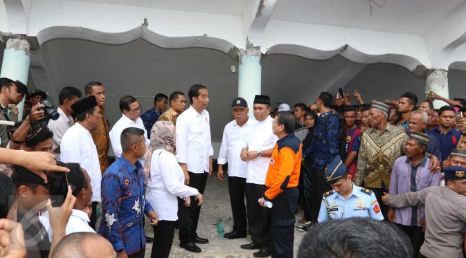 Presiden Joko Widodo (Jokowi) berdiskusi saat mengunjungi Masjid At-Taqarrub di Pidie Jaya, Aceh, Jumat (9/12). Jokowi memutuskan untuk segera membangun kembali Masjid At-Taqarrub yang rusak parah akibat gempa Aceh. (Liputan6.com/Angga Yuniar)