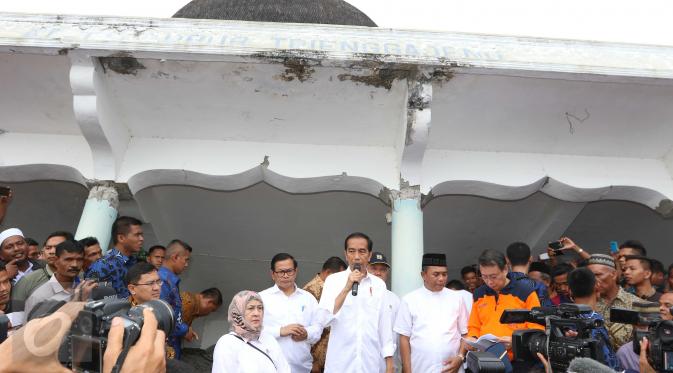 Presiden Joko Widodo (Jokowi) memberikan keterangan saat melakukan kunjungan ke Masjid At-Taqarrub di Pidie Jaya, Aceh, Jumat (9/12). Jokowi terlihat didampingi Menteri PUPR Basuki Hadimuljono dan Seskab Pramono Anung. (Liputan6.com/Angga Yuniar)