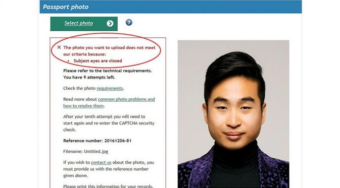 Paspor Richard Lee ditolak mesin pengecek otomatis karena matanya terdeteksi merem. (Via: boredpanda.com)