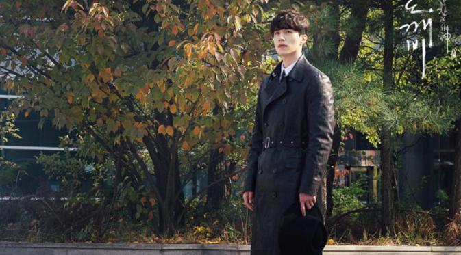 Lee Dong Wook berperan sebagai dewa kematian dalam drama Goblin yang juga diperankan Gong Yoo (Hancinema)