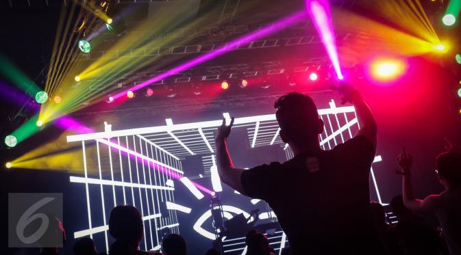 Pengunjung bergoyang mengikuti irama music DJ pada acara Djakarta Warehouse Project (DWP) 2016, di Kemayoran, Jakarta, Jumat. (09/12). Pesta dance terbesar di Asia Tenggara diikuti DJ ternama dari mancanegara. (Liputan6.com/Fery Pradolo)