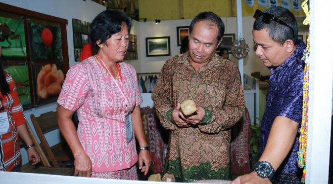 Pengunjung bisa menikmati kuliner khas Kapuas Hulu. (Foto milik: WWF-Indonesia Program Kalbar)