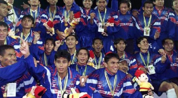 Skuat Timnas Thailand saat merebut medali emas SEA Games 1997 lewat kemenangan WO atas Timnas Indonesia. (Thai Football)