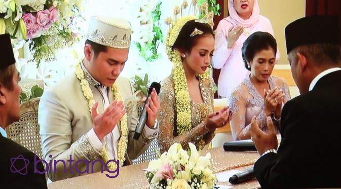 Acha Septriasa usai melakukan akad nikah dengan Vicky Kharisma. (Galih W. Satria/Bintang.com)