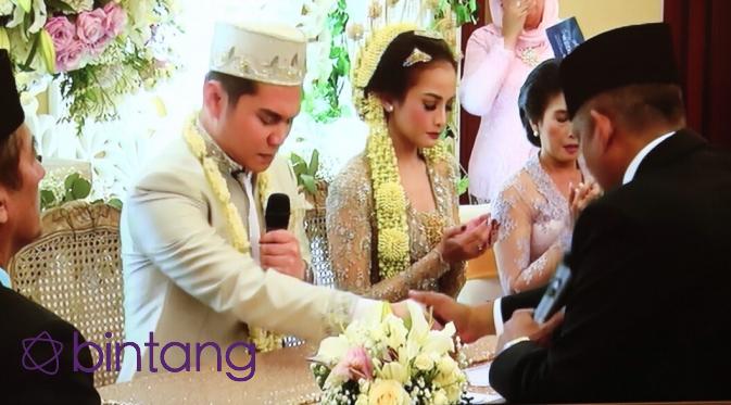 Dalam akan nikahnya, Acha Septriasa tampak tegang, begitu pula Vicky Kharisma. (Galih W. Satria/Bintang.com)