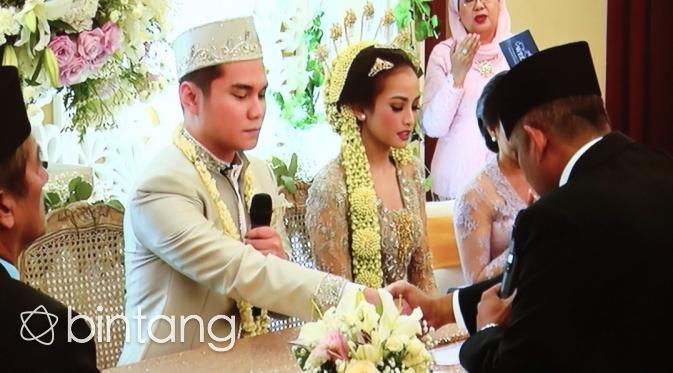 Acha Septriasa dan Vicky Kharisma saat akad nikah. (Galih W. Satria/Bintang.com)