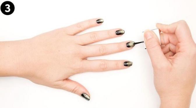 Anda pecinta nail art? Coba tampilan nail art glam yang satu ini!