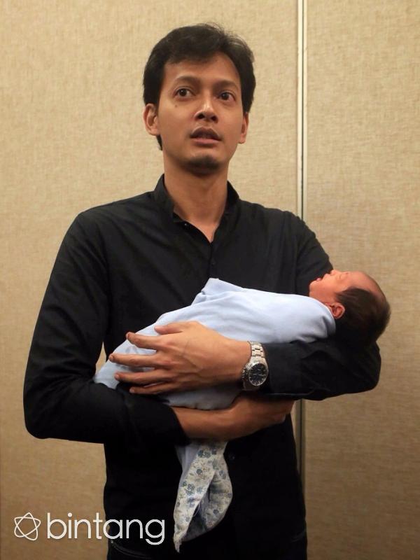Fedi Nuril bersama putra pertamanya. (Galih W. Satria/Bintang.com)