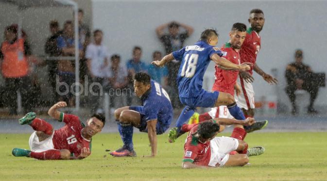 Indonesia saat dikalahkan Thailand di fase grup. (Bola.com/Nicklas Hanoatubun)
