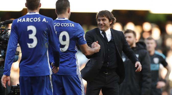 Manajer Chelsea, Antonio Conte (kanan) menghampiri anak asuhnya usai The Blues menang 1-0 atas West Bromwich Albion, pada laga lanjutan Premier League 2016-2017, di Stadion Stamford Bridge, Sabtu (11/12/2016).  (Reuters/John Sible)