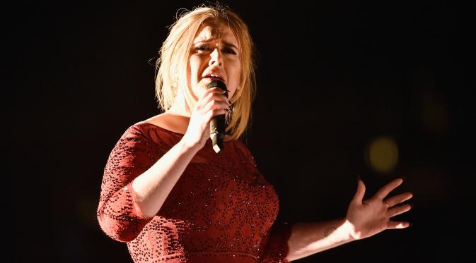 Solois Inggris, Adele mengantongi USD80,5 juta (Rp1,09 triliun). Bisa ditebak jika penghasilan fantastis ibu satu anak ini adalah dari album 25 yang dirilis pada 2015 lalu dan tur konser yang baru selesai November 2016 (Kevork Djansezian/Getty Images/AFP)
