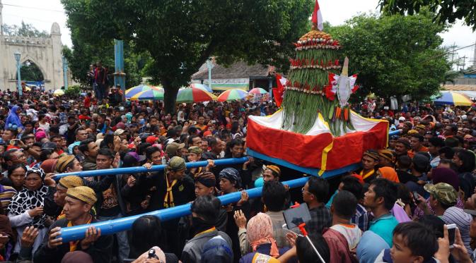 Ribuan warga berebut gunungan Garebek Maulid Nabi yang digelar Keraton Solo, Jawa Tengah, Senin (12/12/2016). (Liputan6.com/Fajar Abrori)