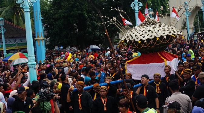 Ribuan warga berebut gunungan Garebek Maulid Nabi yang digelar Keraton Solo, Jawa Tengah, Senin (12/12/2016). (Liputan6.com/Fajar Abrori)