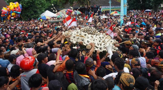 Ribuan warga berebut gunungan Garebek Maulid Nabi yang digelar Keraton Solo, Jawa Tengah, Senin (12/12/2016). (Liputan6.com/Fajar Abrori)