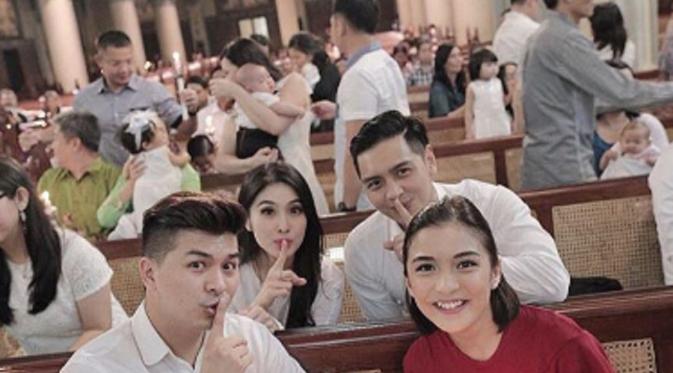 Sandra Dewi saat menjadi ibu baptis anak Chelsea Olivia dan Glenn Alinskie. (Instagram/@sandradewi88)