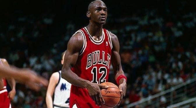 Momen saat Michael Jordan terpaksa mengenakan jersey nomor 12 kala Chicago Bulls menghadapi Orlando Magic. (RantSports)