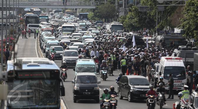 Kendaraan mengalami kemacetan saat melintas di sekitar eks gedung PN Jakarta Pusat, Selasa (13/12). Lokasi sidang perdana Basuki Tajahaja Purnama (Ahok) mengalami kemacetan karena massa yang menyaksikan persidangan tersebut. (Liputan6.com/Faizal Fanani)