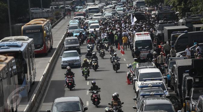 Bus transjakarta melintas saat berlangsungnya sidang perdana Basuki Tajahaja Purnama (Ahok) di eks gedung PN Jakarta Pusat, Selasa (13/12). Arus lalu lintas depan eks PN Jakpus dipadati kendaraan petugas dan pengunjung sidang. (Liputan6.com/Faizal Fanani)