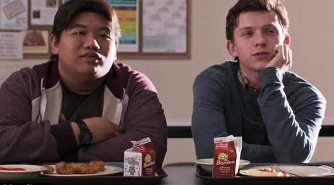 Tom Holland dan Jacob Batalon di Spider-Man: Homecoming. (Via: Sony Pictures/Daily Mail)