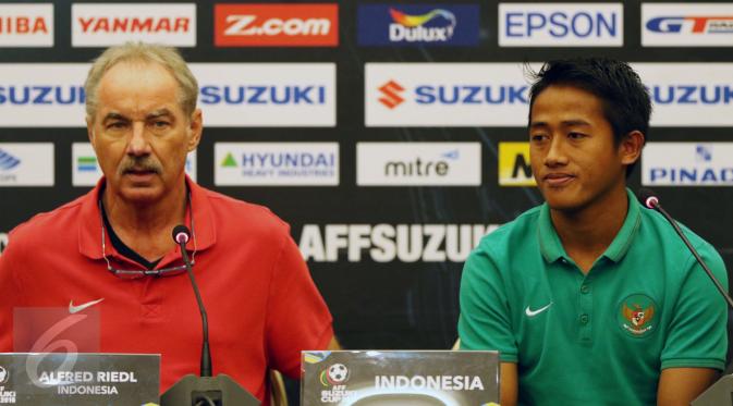 Pelatih Timnas Indonesia, Alfred Riedl (kiri) saat memberi keterangan jelang laga final pertama Piala AFF di Hotel Aston, Bogor, Selasa (13/12). Indonesia akan melakoni laga melawan Thailand di Stadion Pakansari (14/12). (Liputan6.com/Helmi Fithriansyah)