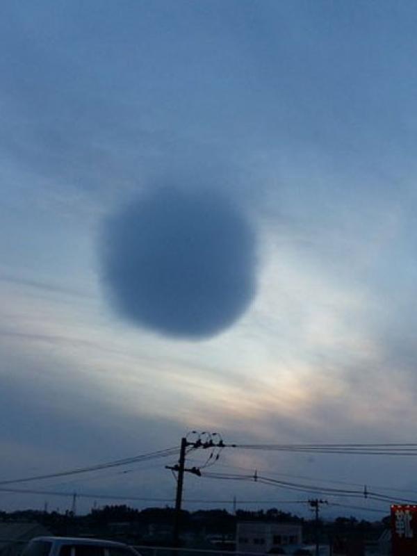 Penampakan awan bulat di langit Jepang. (Via: boredpanda.com)