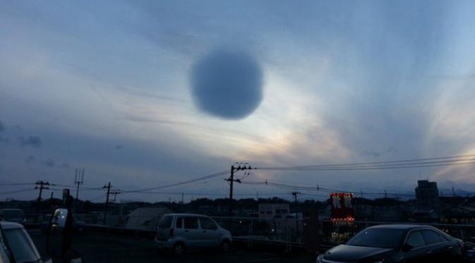 Penampakan awan bulat di langit Jepang. (Via: boredpanda.com)