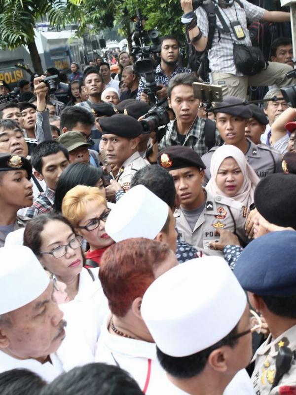 Massa dari relawan Ahok dan Djarot juga turut hadir dalam sidang perdana Ahok di Pengadilan Negeri Jakarta Utara hari ini. (Bintang.com/Adrian Putra)