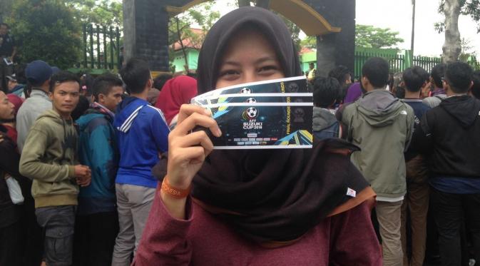 Salah satu pembeli tiket yang berhasil mendapatkan tiket sebelum dinyatakan habis di Kodim 0621 Kabupaten Bogor. (Bola.com/Benediktus Gerendo Pradigdo)