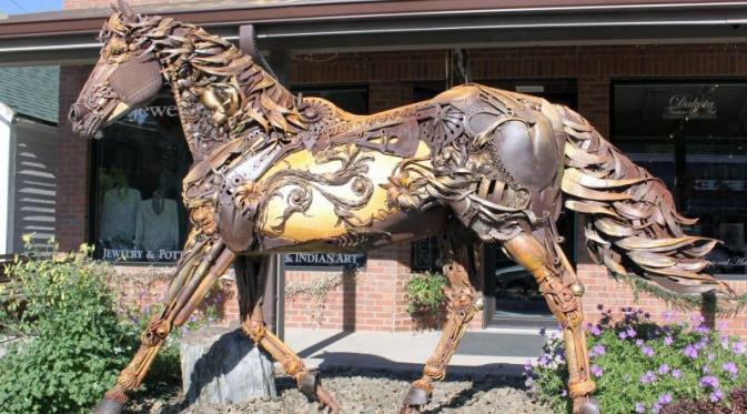 Meski menggunakan barang bekas, patung kuda karya John Lopez memiliki bentuk dan detail yang sempurna. 