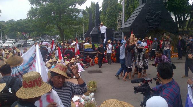 Warga rembang pendukung Semen rembang beraksi di kantor Gubernur Jawa Tengah, Selasa (13/12/2016)