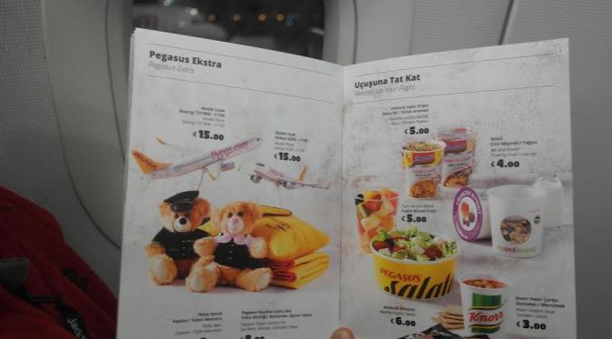 Mi instan Indonesia dengan dua rasa terpampang dalam inflight meals Pegasus Airlines. (Liputan6.com/Reza Khomaini) 