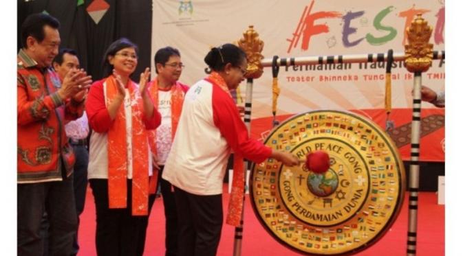 Menteri PPPA Yohana Susana Yembise di Festival Permainan Tradisional Anak Indonesia. foto: beritasatu.com