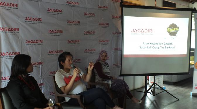 Psikolog keluarga Astrid WEN, MPsi, pendiri PION Clinition dan inisiator Theaplay Indonesia pada saat sesi curhat di acara diskusi Asuransi JAGADIRI dengan Forum NGOBRAS.