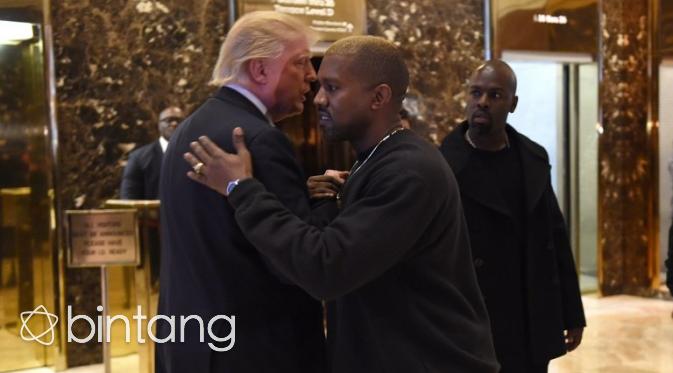 Kanye West menemui Donald Trump di Trump Tower, Selasa (13/12) pagi. (AFP/Bintang.com)