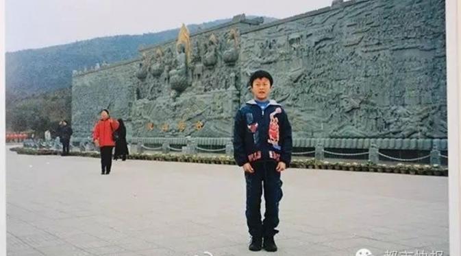 Zhang Hedong saat berusian 14 tahun, tak sadar wanita berjaket merah di belakangnya adalah calon mertuanya. (Foto: mirror.co.uk)