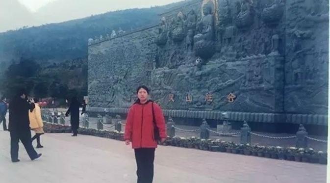 Ibu Lu di lokasi dan waktu yang sama dengan Zhang saat berfoto. (Foto: mirror.co.uk)