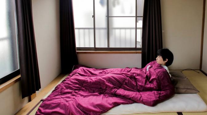 Orang Jepang sering menggunakan futon sebagai tempat tidurnya, sehingga tidak membutuhkan ranjang besar (foto : REUTERS/Thomas Peter)