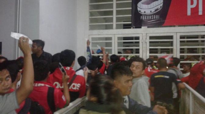 Fans Timnas Indonesia masih mengantri masuk saat pertandingan melawan Thailand sudah dimulai (Liputan6.com/ Luthfie Febrianto)