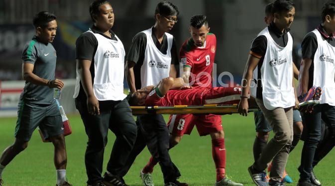 Andik Vermansah cedera saat melawan Thailand pada laga Final Piala AFF 2016 di Stadion Pakansari, Bogor, (14/12/2016). (Bola.com/Nicklas Hanoatubun)