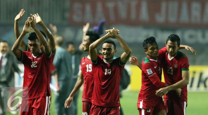Pemain Timnas Indonesia merayakan kemenangan laga final pertama Piala AFF 2016 melawan Thailand di Stadion Pakansari, Bogor, Rabu (14/12). Indonesia unggul 2-1 atas Thailand. (Liputan6.com/Helmi Fithriansyah)